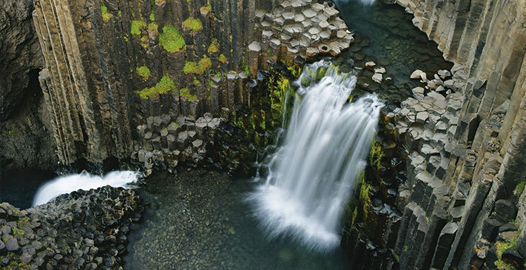 Водопад среди многоугольников, Исландия
